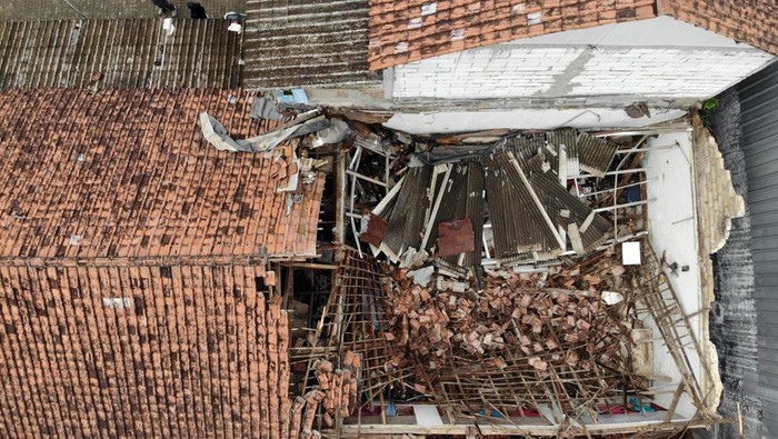 Foto udara kondisi ruang kelas ambruk di Madrasah Ibtidaiyah Miftahul Falah, Gunungputri, Kabupaten Bogor,Jawa Barat, Senin (2/2/2026). Ambruknya atap bangunan sekolah tersebut terjadi pada Minggu (1/2/2026) akibat kondisi bangunan yang sudah lapuk dan tidak terawat, sementara siswa diliburkan dan belajar secara daring. ANTARA FOTO/Yulius Satria Wijaya
