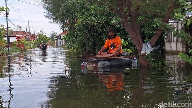 Banjir Pekalongan Penampakan banjir di Desa Mulyorejo, Kecamatan Tirto, Kabupaten Pekalongan di hari ke-15, Senin (2/2/2026).
