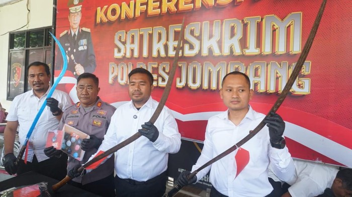 Barang bukti celurit yang disita dari gerombolan pesilat di Jombang