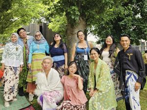 Kreativitas Komunitas Berkain dalam padu padan kain batik.