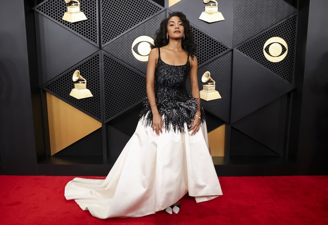 Olivia Dean, yang untuk pertama kalinya masuk dalam daftar nominasi Grammy dan memenangkannya, tiba di acara tersebut mengenakan busana khusus rancangan Chanel yang dibuat eksklusif untuknya oleh direktur kreatif Matthieu Blazy. Setiap detail tampil romantis, mulai dari bodi berhias payet hingga rok mengembang bak gaun pesta, selaras dengan album nominasi Grammy miliknya berjudul The Art of Loving. (Foto: REUTERS/Mario Anzuoni)