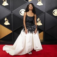 Olivia Dean, yang untuk pertama kalinya masuk dalam daftar nominasi Grammy dan memenangkannya, tiba di acara tersebut mengenakan busana khusus rancangan Chanel yang dibuat eksklusif untuknya oleh direktur kreatif Matthieu Blazy. Setiap detail tampil romantis, mulai dari bodi berhias payet hingga rok mengembang bak gaun pesta, selaras dengan album nominasi Grammy miliknya berjudul The Art of Loving. (Foto: REUTERS/Mario Anzuoni)