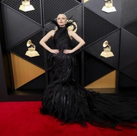 Bak angsa hitam, Lady Gaga mengenakan busana hitam berhiaskan bulu rancangan Matières Fécales yang membalut lekuk tubuh jam pasirnya dengan sempurna.Tampilan ini menampilkan kerah tinggi dengan bulu-bulu yang menjulang ke atas, membingkai wajahnya. Menyusuri bagian tubuh ke bawah, bulu-bulu tersebut kemudian melebar membentuk siluet putri duyung di bagian bawah gaun. (Foto: REUTERS/Mario Anzuoni)