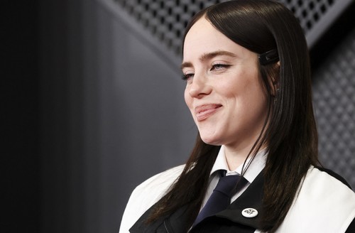 Billie Eilish memenangkan Song of the Year lewat Wildflower di Grammy, tampil bersama Finneas sambil mengenakan pin “ICE OUT” sebagai bentuk pesan sosial. REUTERS/Mario Anzuoni