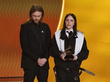 Billie Eilish Raih Song of the Year di Grammy ke-68, Tampil dengan Pesan Sosial