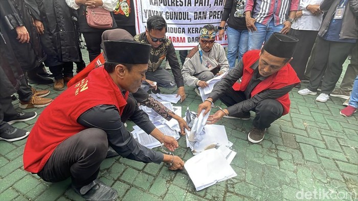 Protes Sidang di PN Pati Ditunda, Botok Cs Bakar Berkas