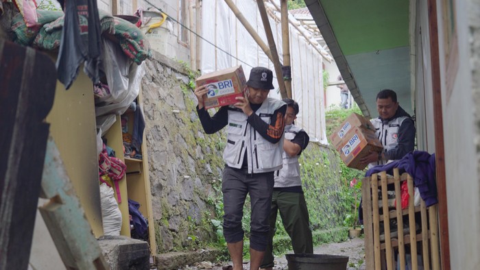 Relawan BRI Peduli Turun Langsung Beri Bantuan ke Korban Bencana Cisarua