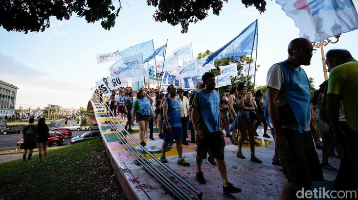 Demonstrators protest to demand more aid to fight wildfires and against cuts to wildfire‑prevention policies in the 2026 budget, after the government declared an emergency in the southern provinces of Chubut, Rio Negro, Neuquen and La Pampa, in Buenos Aires, Argentina, January 30, 2026. REUTERS/Mariana Nedelcu