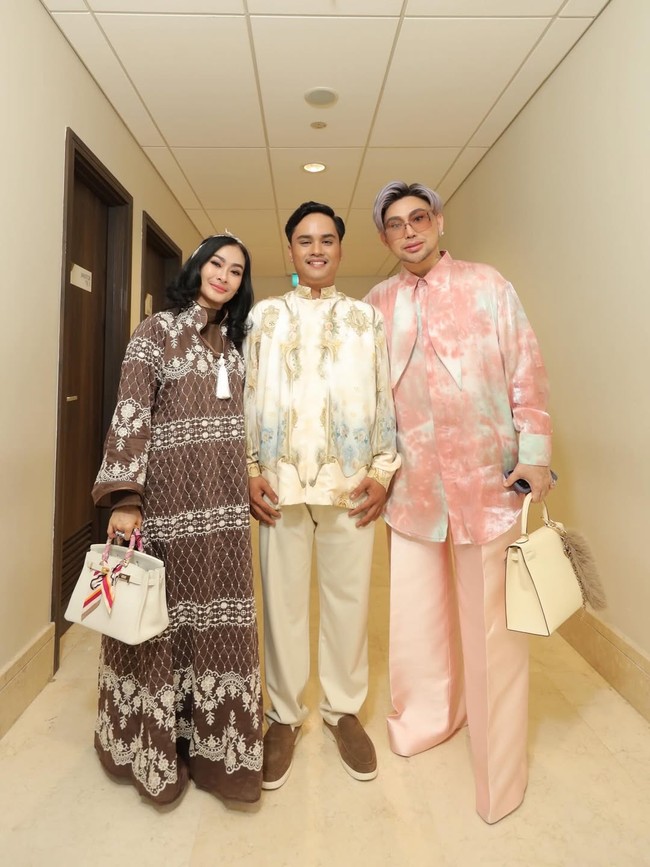 Penampilannya dipadukan dengan celana panjang berwarna broken white serta sepatu santai berwarna cokelat. Ressa terlihat foto bersama Iis Dahlia dan Caren Delano. Foto: Instagram @carendelano