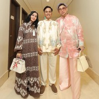 Penampilannya dipadukan dengan celana panjang berwarna broken white serta sepatu santai berwarna cokelat. Ressa terlihat foto bersama Iis Dahlia dan Caren Delano. Foto: Instagram @carendelano