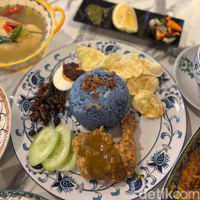 Kopitiam Melayu-Peranakan Ini Punya Nasi Lemak Biru hingga Kwetiau Smoky