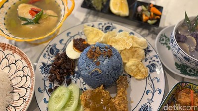 Kopitiam Melayu-Peranakan Ini Punya Nasi Lemak Biru hingga Kwetiau Smoky