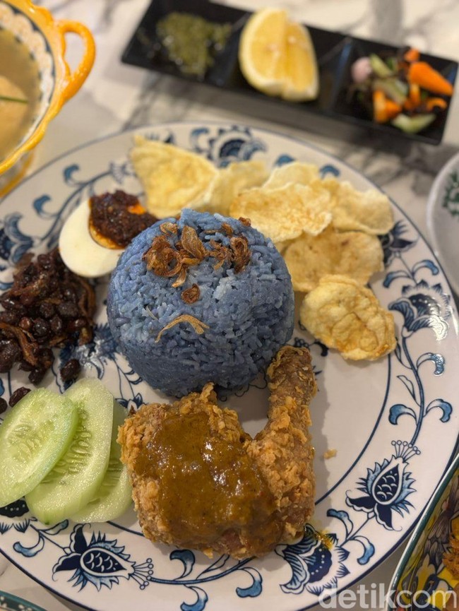 Kopitiam Melayu-Peranakan Ini Punya Nasi Lemak Biru hingga Kwetiau Smoky