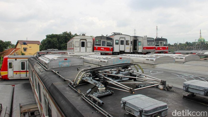 Sejumlah “bangkai” gerbong KRL tampak terparkir dan mengendap di Depo KRL Depok. Potret itu terlihat dari atas jembatan, Senin (2/2/2026). Deretan gerbong KRL yang sudah tak lagi beroperasi tampak mengendap di Depo KRL Depok, Jawa Barat. Pemandangan tak lazim itu terlihat jelas dari atas jembatan yang membelah kawasan depo.