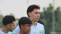 Sebelumnya, Dion belum bergabung karena masih menunggu kedatangannya dari Negeri Kincir Angin.