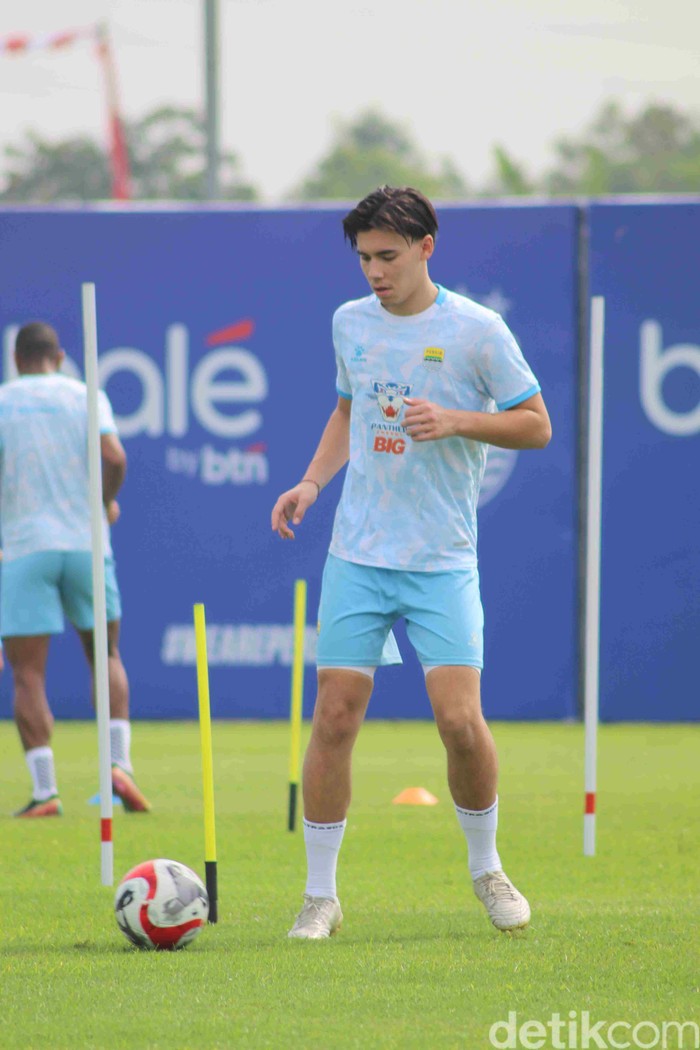 Dion Markx saat mengikuti latihan bersama skuat Persib Bandung
