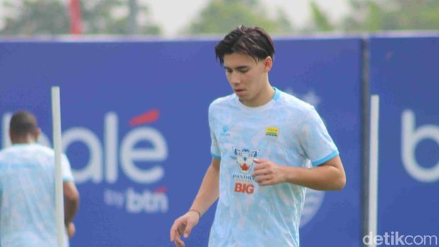 Dion Markx saat mengikuti latihan bersama skuat Persib Bandung