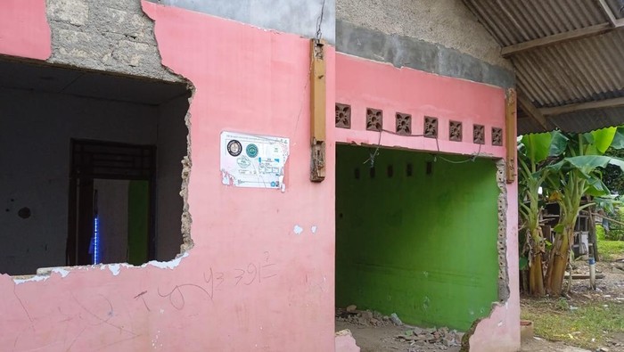 2 Rumah di Bogor Rusak Usai Diguyur Hujan, Atap dan Dinding Jebol