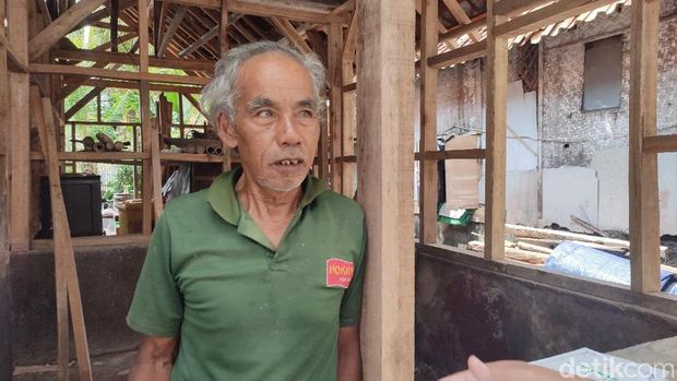 Eben, lansia di Ciamis yang rumahnya sempat ambruk kini senang karena rumahnya dapat berdiri lagi.