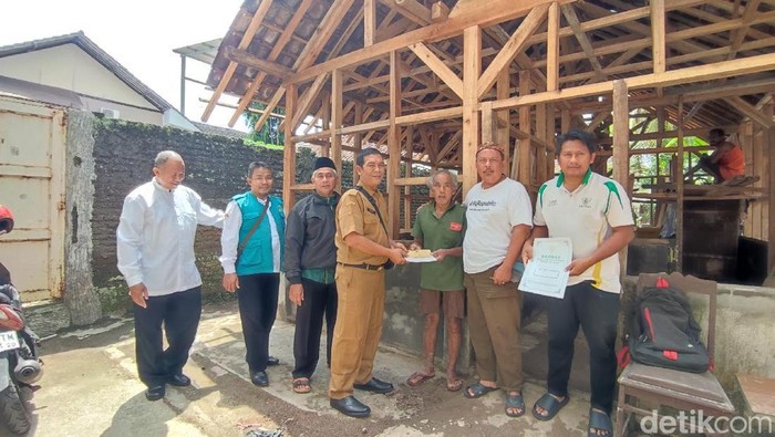 Eben, lansia di Ciamis yang rumahnya sempat ambruk kini senang karena rumahnya dapat berdiri lagi.