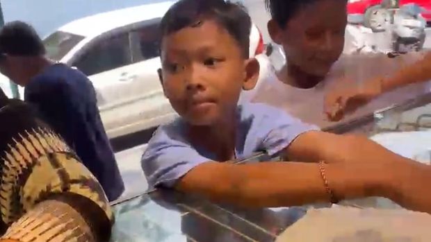Empat bocah mendatangi toko emas di Bojonegoro untuk menjual batu putiih yang mereka yakini batu giok bernilai tinggi.