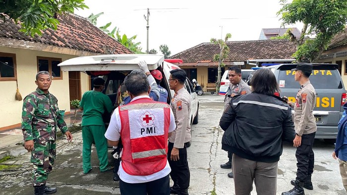 Evakuasi pria yang meninggal dunia di kamar hotel di Sragen, Senin (2/2/2026).