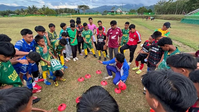 Evan Dimas Didik Mental Anak-anak Kolaka Timur Lewat Sepakbola
