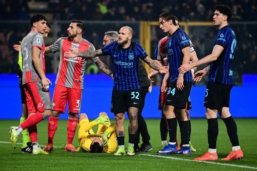 FBL-ITA-SERIEA-CREMONESE-INTER Inter Milan's Italian defender #32 Federico Dimarco (C) reacts as Cremonese's Indonesian goalkeeper #01 Emil Audero (bottom) sustains an injury after the explosion of a flare on the pitch during the Italian Serie A football match between US Cremonese and Inter Milan at the Giovanni Zini Stadium in Cremona, northern Italy, on February 1, 2026. (Photo by Piero CRUCIATTI / AFP)