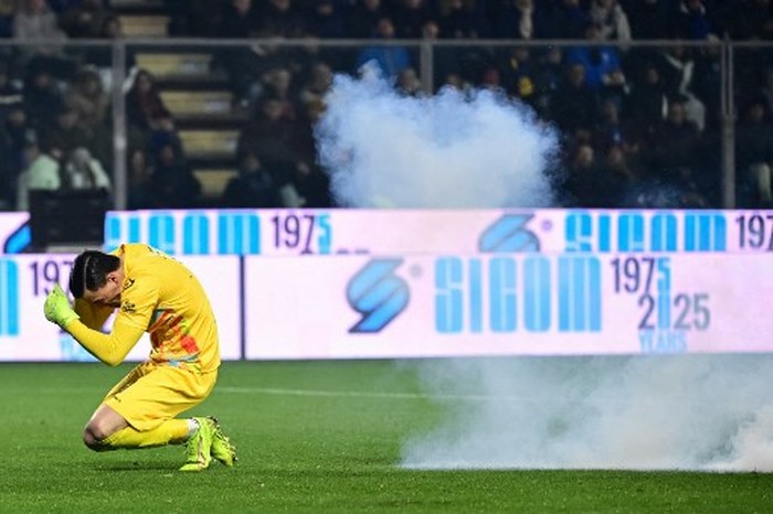 Cremoneses Indonesia goalkeeper #01 Emil Audero reacts as a flare exlodes on the pitch during the Italian Serie A football match between US Cremonese and Inter Milan at the Giovanni Zini Stadium in Cremona, northern Italy, on February 1, 2026. (Photo by Piero CRUCIATTI / AFP)