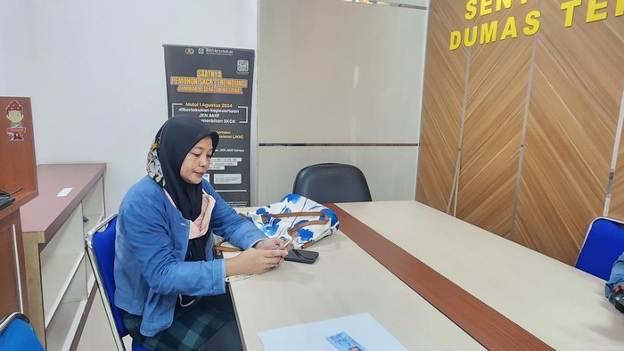 Fitria melaporkan penyidik ke Polda Sumsel atas kasus sopir yang menewaskan suaminya bebas
