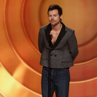 Harry Styles Tampil Nyentrik di Grammy 2026, Padukan Blazer dan Ballet Flats