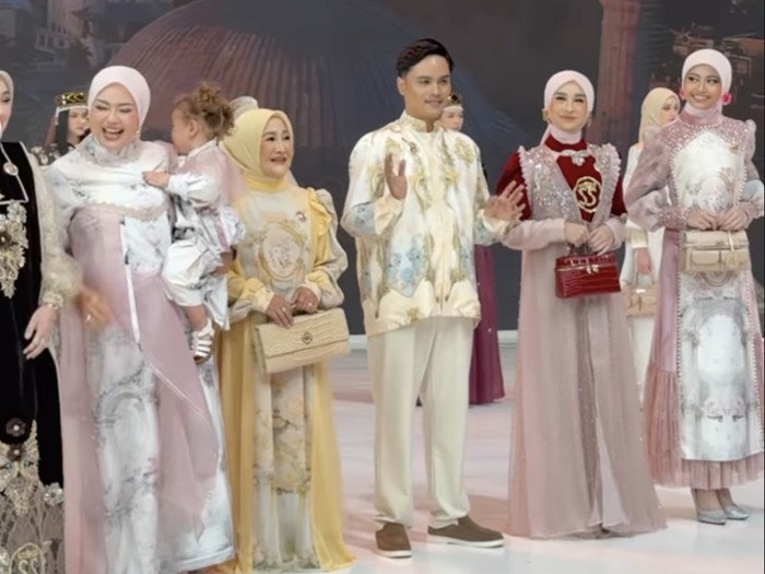 Iis Dahlia menyapa Ressa Rizky Rossano di backstage fashion show.