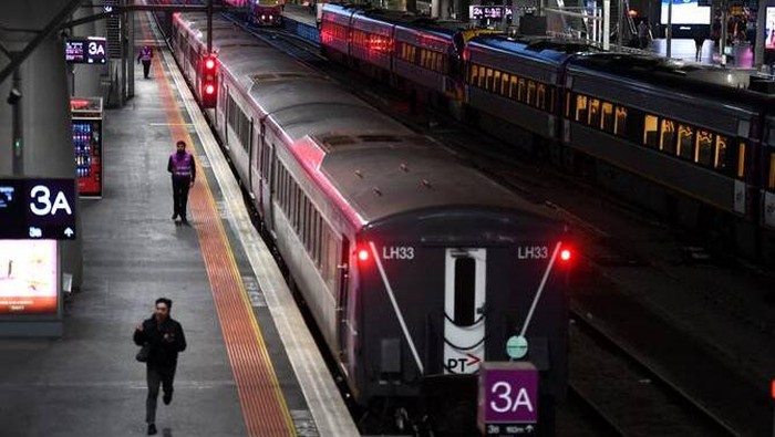 Ular Tiba-tiba Muncul di Stasiun Kereta Australia, Penumpang Panik!