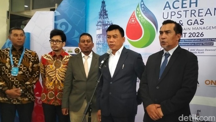 Irjen Kementerian ESDM Komjen Yudhiawan memberikan keterangan kepada wartawan didampingi Kepala BPMA Nasri Jalal.