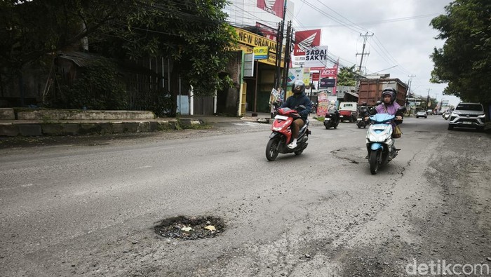 Jalan Raya Demak-Kudus, Bintoro, Kecamatan Demak, Kabupaten Demak rusak parah, Senin (2/2/2026).
