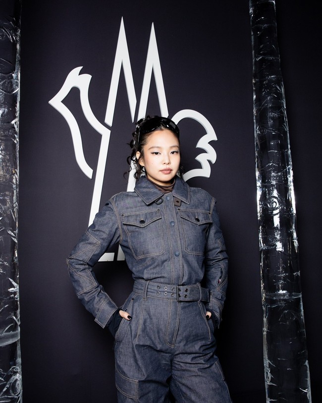 Jennie BLACKPINK menuai sorotan usai menghadiri peragaan busana Moncler Grenoble di kota pegunungan salju, Aspen, Colorado, Amerika Serikat. Foto: Instagram