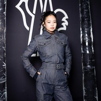 Jennie BLACKPINK menuai sorotan usai menghadiri peragaan busana Moncler Grenoble di kota pegunungan salju, Aspen, Colorado, Amerika Serikat. Foto: Instagram