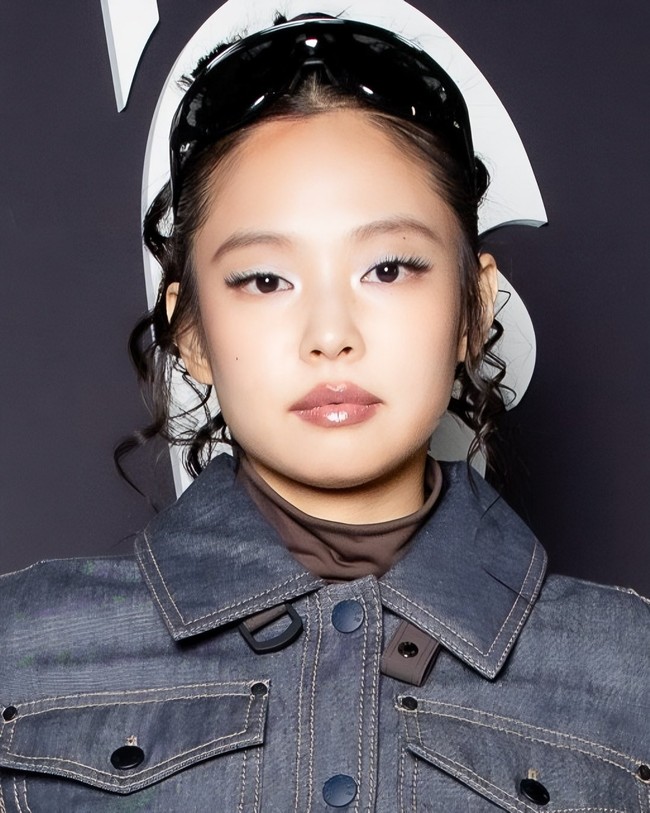 Namun, banyak netizen Korea yang salah fokus dan menyorot eye makeup Jennie BLACKPINK beda dari biasanya, membuatnya seolah tampak lebih tua. Foto: Instagram