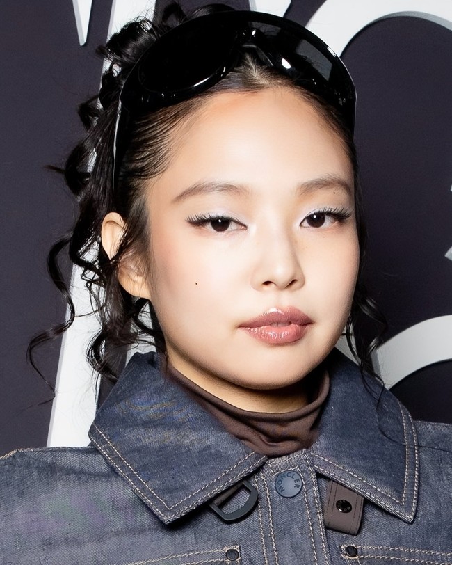 Tak sedikit penggemar yang memihak Jennie BLACKPINK dan menilai tidak ada yang salah dari gaya makeup-nya. Ia telah mencuri perhatian sejak terlihat di bandara sebelum penerbangannya ke Aspen, berbalut puffer jacket Moncler. Foto: Instagram