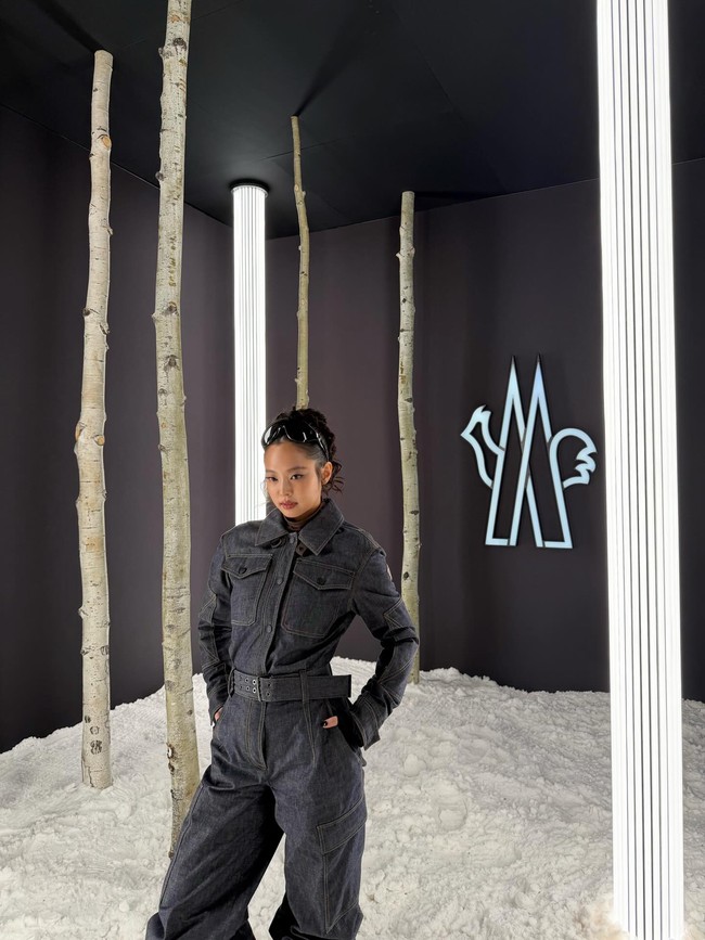 Busana yang dikenakan Jennie BLACKPINK diketahui bernilai fantastis. Jaket denim dengan aksen belt berwarna senada itu misalnya dibanderol Rp 57 juta. Foto: Instagram