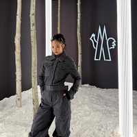 Busana yang dikenakan Jennie BLACKPINK diketahui bernilai fantastis. Jaket denim dengan aksen belt berwarna senada itu misalnya dibanderol Rp 57 juta. Foto: Instagram