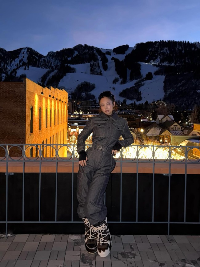 Di tengah cuaca yang ekstrem, Jennie BLACKPINK memakai outfit musim dingin mewah dari lini rumah mode Prancis, Moncler. Mulai dari jumpsuit, moon boots, dan koleksi kacamata khusus untuk ski. Foto: Instagram