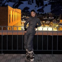 Di tengah cuaca yang ekstrem, Jennie BLACKPINK memakai outfit musim dingin mewah dari lini rumah mode Prancis, Moncler. Mulai dari jumpsuit, moon boots, dan koleksi kacamata khusus untuk ski. Foto: Instagram