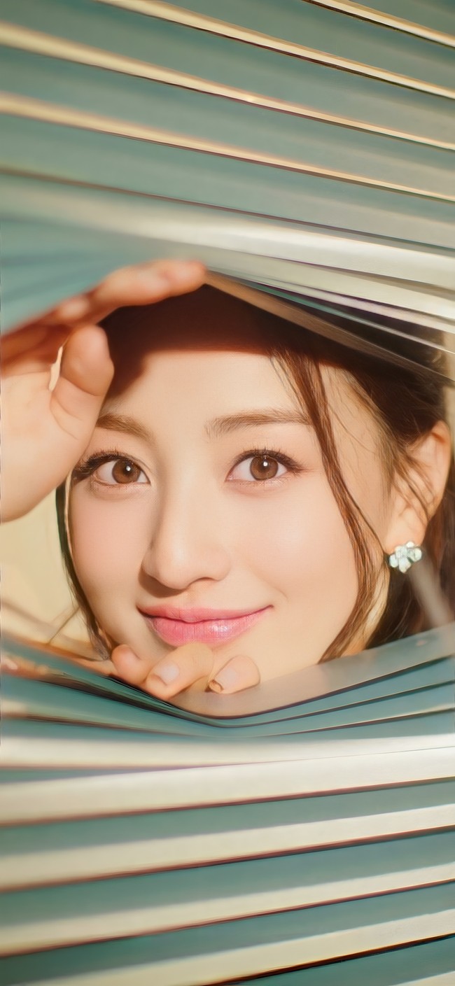 Wajahnya kini menghiasi iklan dan campaign koleksi terbaru VENUS Spring 2026. Pelantun THIS IS FOR itu dianggap sebagai representasi ‘health beauty icon’. Foto: dok. VENUS