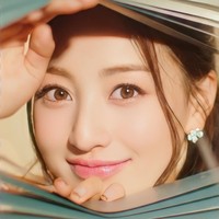 Wajahnya kini menghiasi iklan dan campaign koleksi terbaru VENUS Spring 2026. Pelantun THIS IS FOR itu dianggap sebagai representasi ‘health beauty icon’. Foto: dok. VENUS