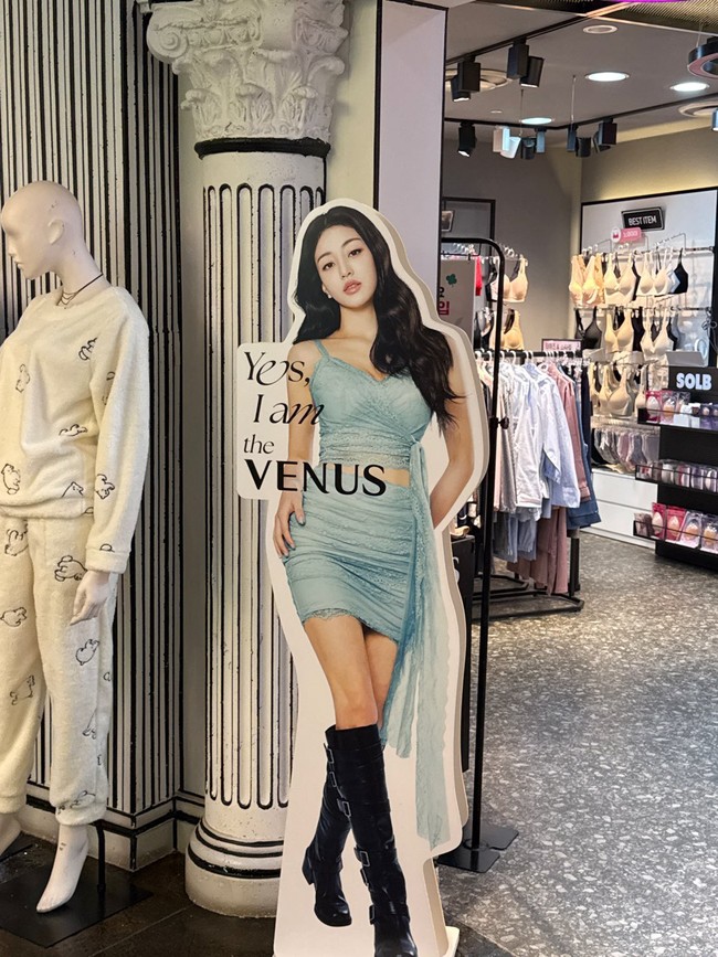 Sejumlah netizen pun menyorot kemiripan Jihyo TWICE dengan karakter Disney Princess, Jasmine. Tak hanya dari warna gaun, tetapi juga aura seksinya. Foto: dok. VENUS