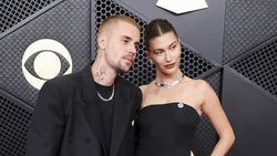 Justin Bieber dan Boxernya saat Latunkan Yukon di Grammy 2026