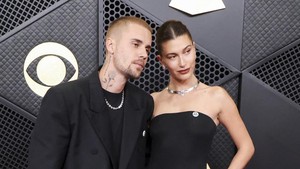 Keduanya tampak serasi dengan busana berwarna hitam di red carpet. REUTERS/Mario Anzuoni