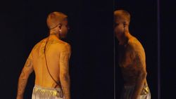 Justin Bieber dan Boxernya saat Latunkan Yukon di Grammy 2026