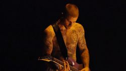 Justin Bieber dan Boxernya saat Latunkan Yukon di Grammy 2026